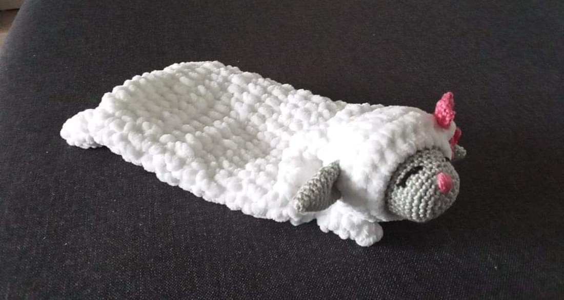 O păturică moale și pufoasă cu model de miel -  - Artynos.ro