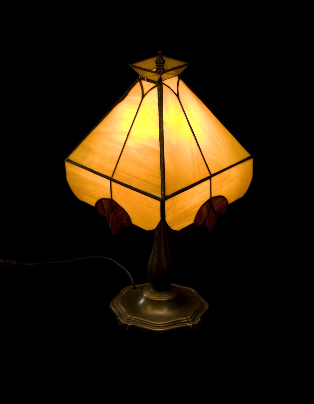 Lampa Tiffany bej-flori - - Artynos.ro Lampa Tiffany bej-flori - - Artynos.ro