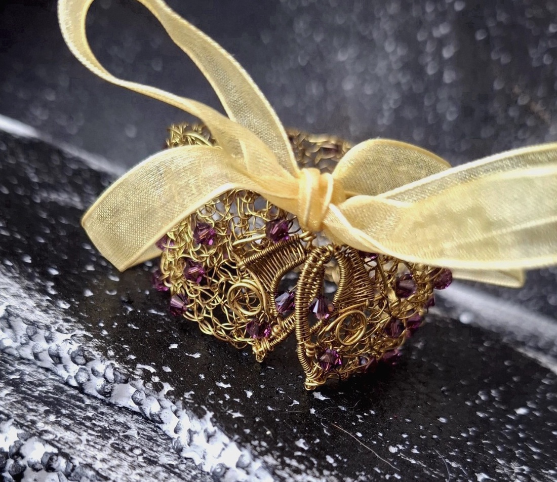 Bratara unicat crosetata din sarma de bronz si cristale Swarovski biconice violet - bijuterii - brățări - brățări late groase - Artynos.ro