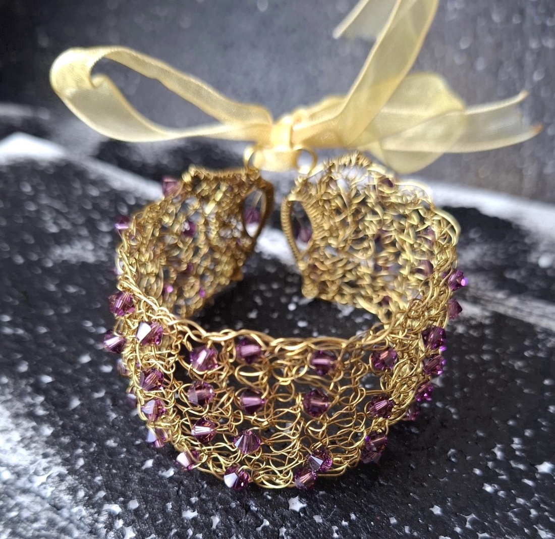 Bratara unicat crosetata din sarma de bronz si cristale Swarovski biconice violet - bijuterii - brățări - brățări late groase - Artynos.ro