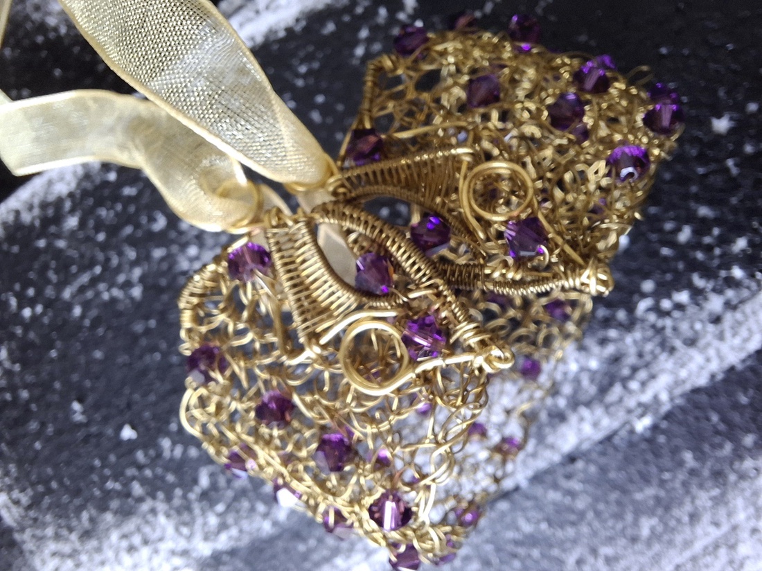 Bratara unicat crosetata din sarma de bronz si cristale Swarovski biconice violet - bijuterii - brățări - brățări late groase - Artynos.ro
