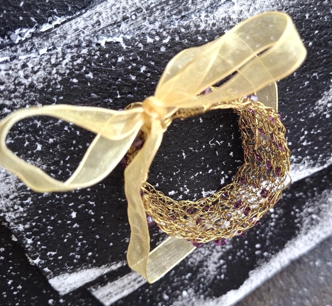Bratara unicat crosetata din sarma de bronz si cristale Swarovski biconice violet - bijuterii - brățări - brățări late groase - Artynos.ro
