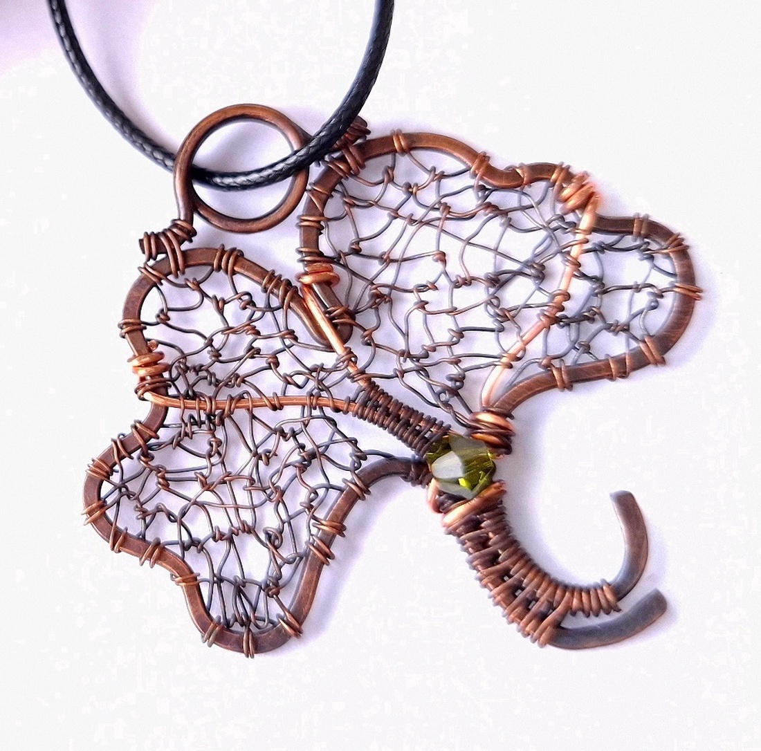 Medalion din cupru Frunza de Ginkgo Biloba si cristal Swarovski biconic verde oliv - bijuterii - coliere - pandativ - Artynos.ro
