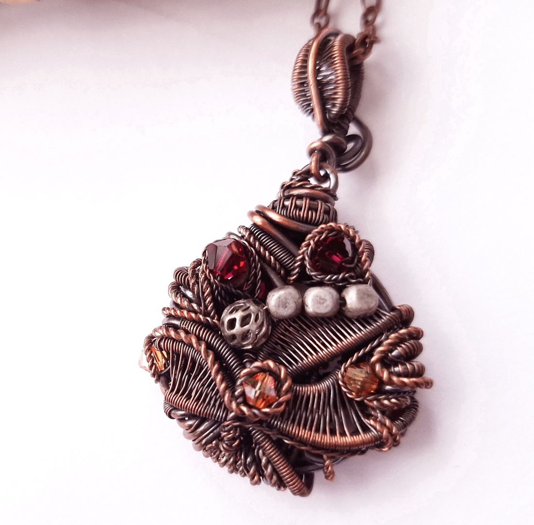 Pandantiv din sarma de cupru cu elemente metalice placate cu argint si cristale Swarovski - bijuterii - coliere - coliere cu pandantive - Artynos.ro