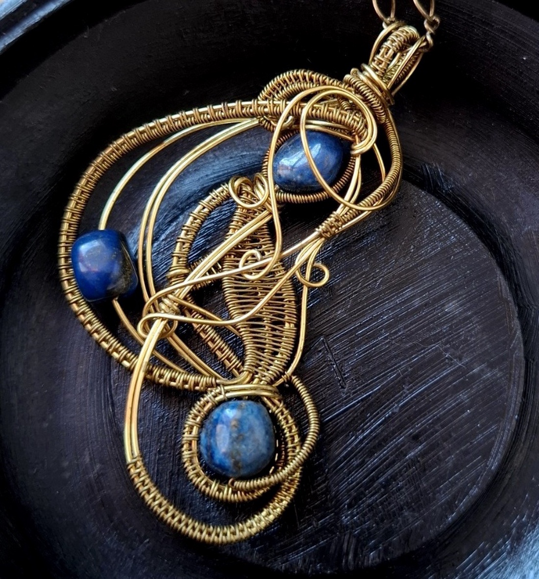 Medalion unicat impletit din sarma de bronz cu pietre semipretioase lapis lazuli - bijuterii - coliere - pandative - Artynos.ro