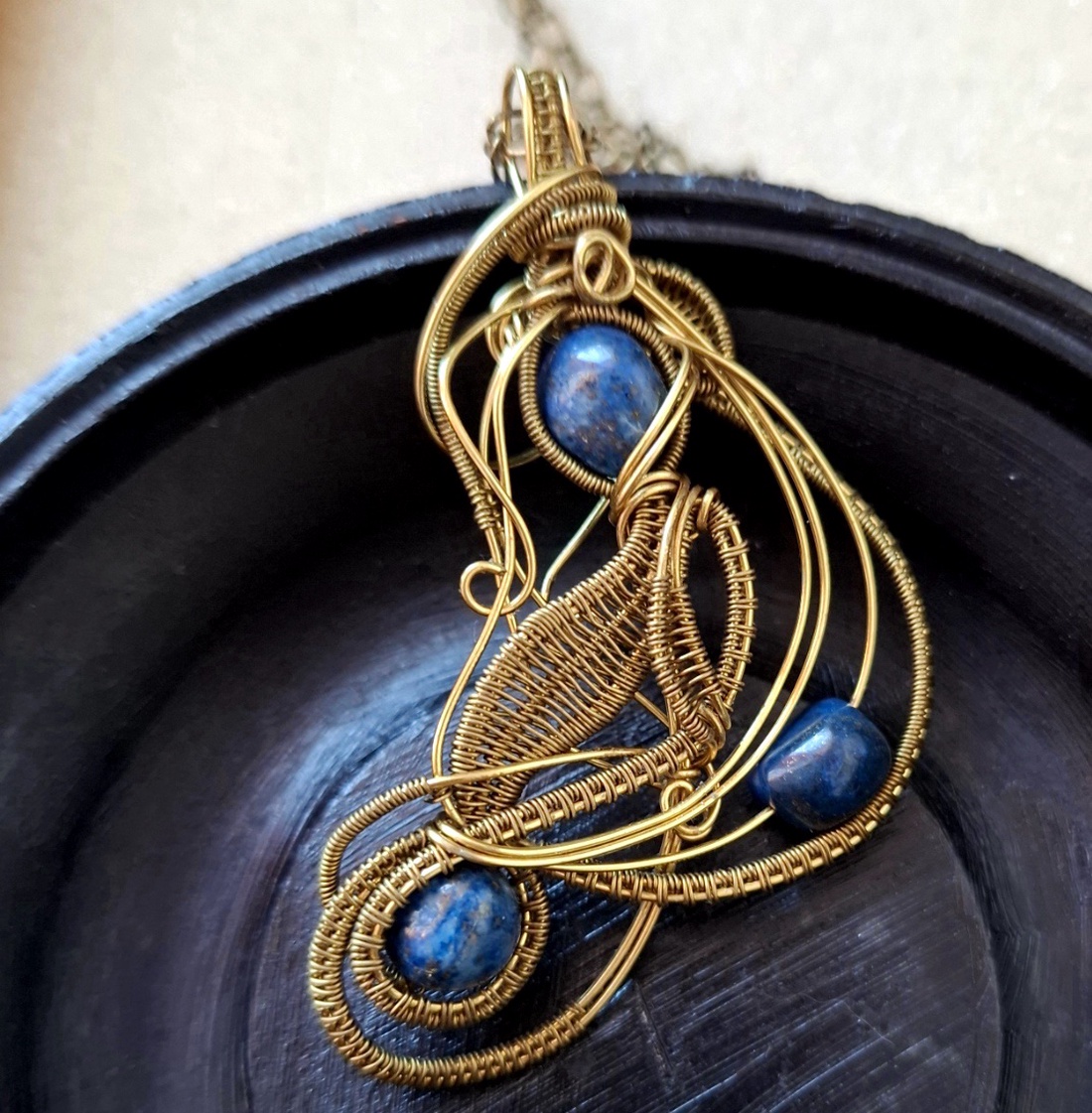 Medalion unicat impletit din sarma de bronz cu pietre semipretioase lapis lazuli - bijuterii - coliere - pandative - Artynos.ro