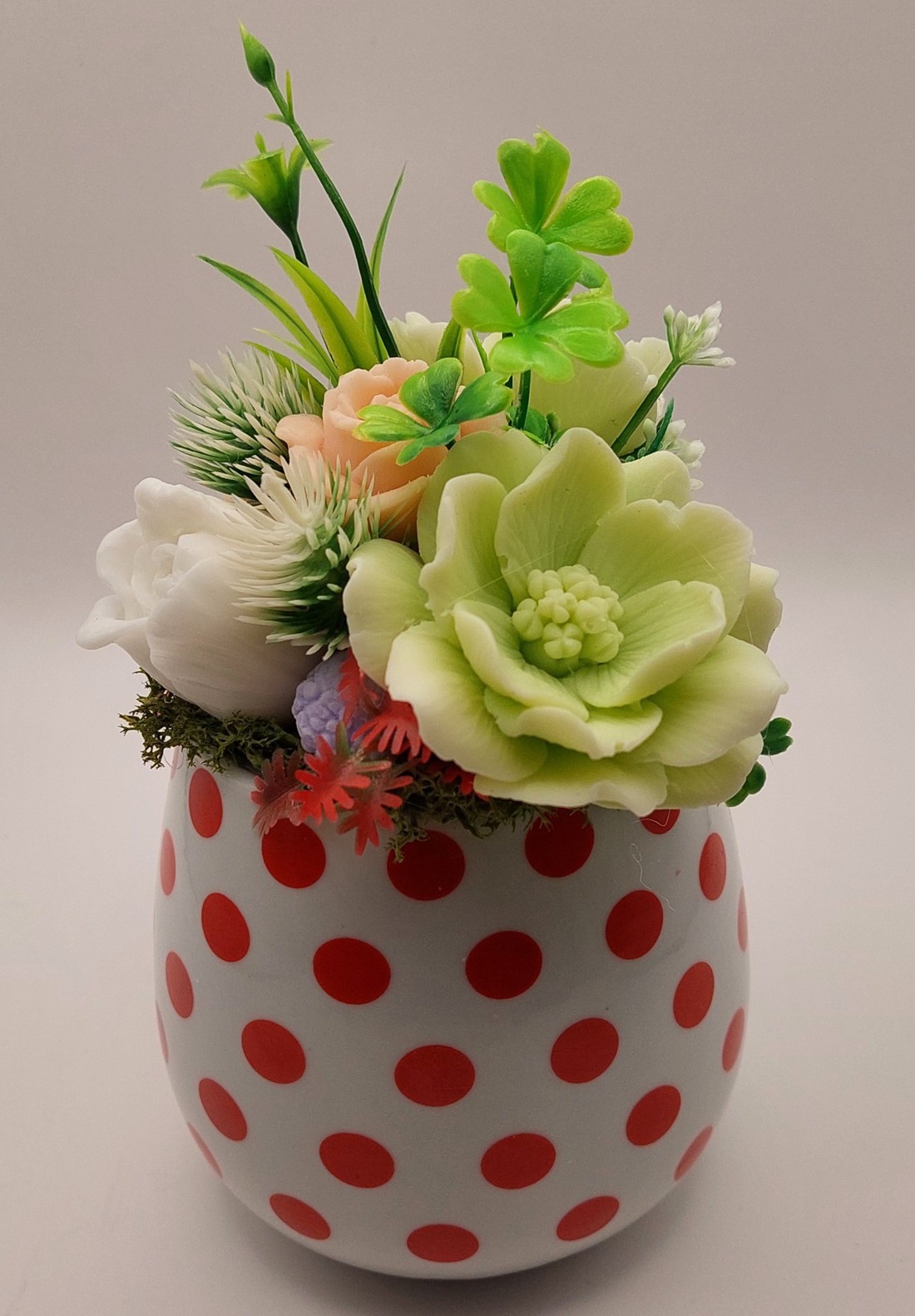 Cană umplută cu buline roșii -  - Artynos.ro