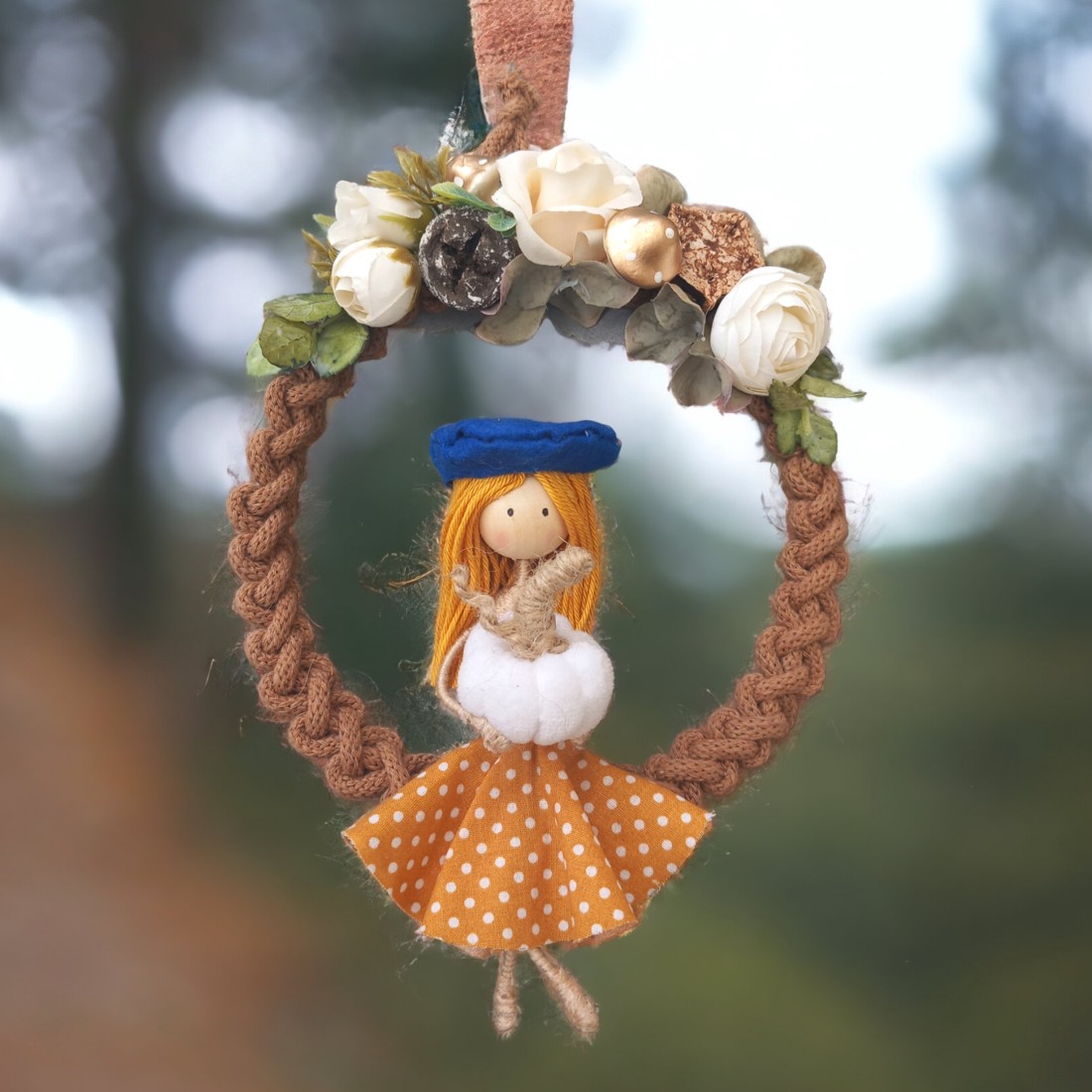 Decorațiune de toamnă pentru ușă din macramé � Fată elegantă cu pălărie, decorată cu dovleci și flori -  - Artynos.ro