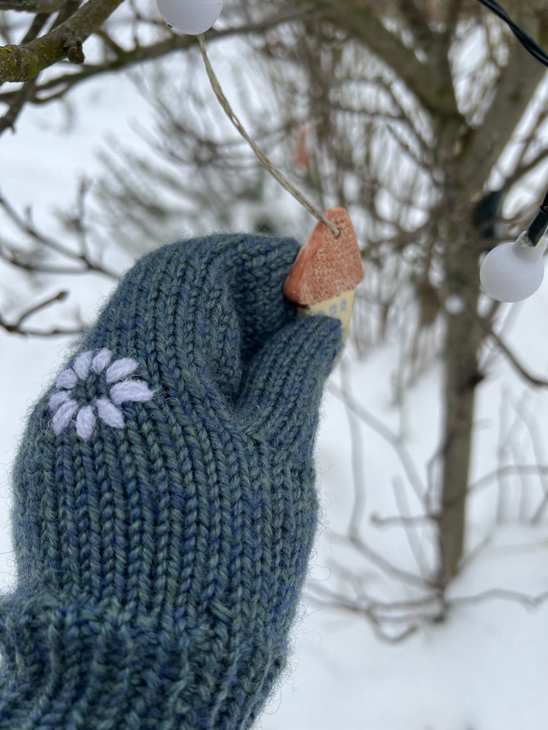 Mănuși din lână tricotate manual, cu flori brodate (mărime S-M) - îmbrăcăminte și modă - eșarfe, pălării, fularuri - mănușă - Artynos.ro