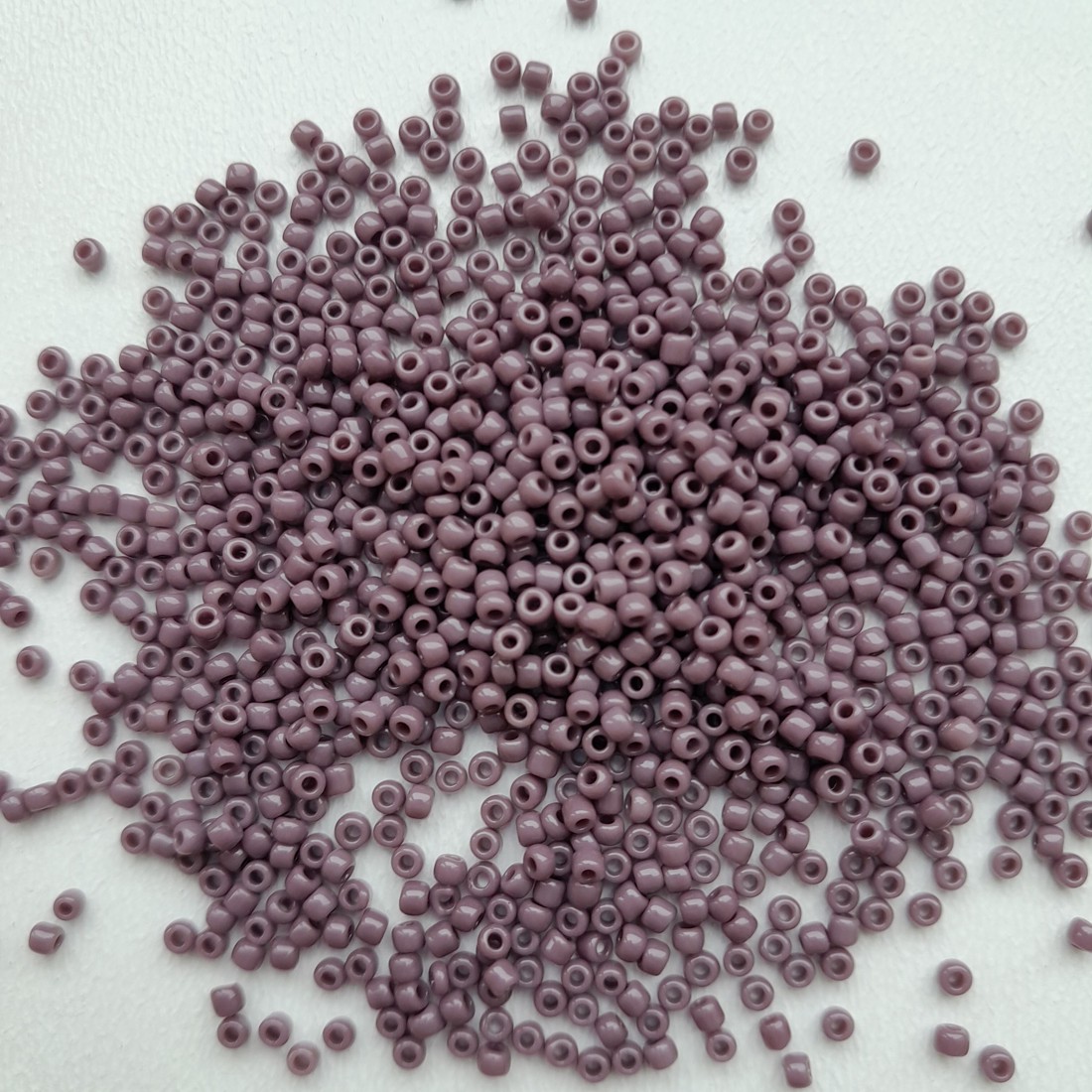 Toho Round Mantis Pearl - Dimensiune 11/0 - 10 grame per pachet - Levander opac - - Artynos.ro Toho Round Mantis Pearl - Dimensiune 11/0 - 10 grame per pachet - Levander opac - - Artynos.ro