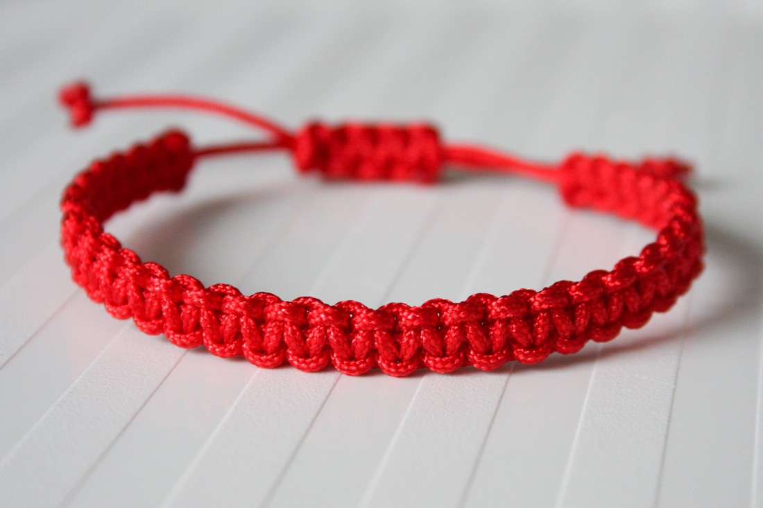 Brățară de protecție - Brățară macramé împletită roșie - - Artynos.ro Brățară de protecție - Brățară macramé împletită roșie - - Artynos.ro