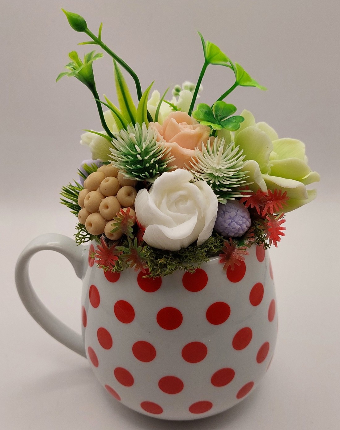 Cană umplută cu buline roșii -  - Artynos.ro