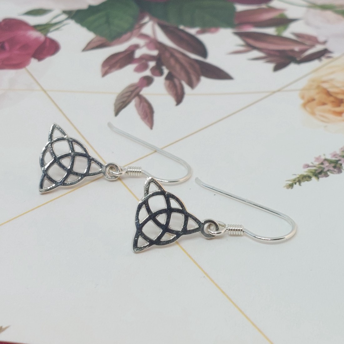 Cercei triquetra din argint - - Artynos.ro Cercei triquetra din argint - - Artynos.ro