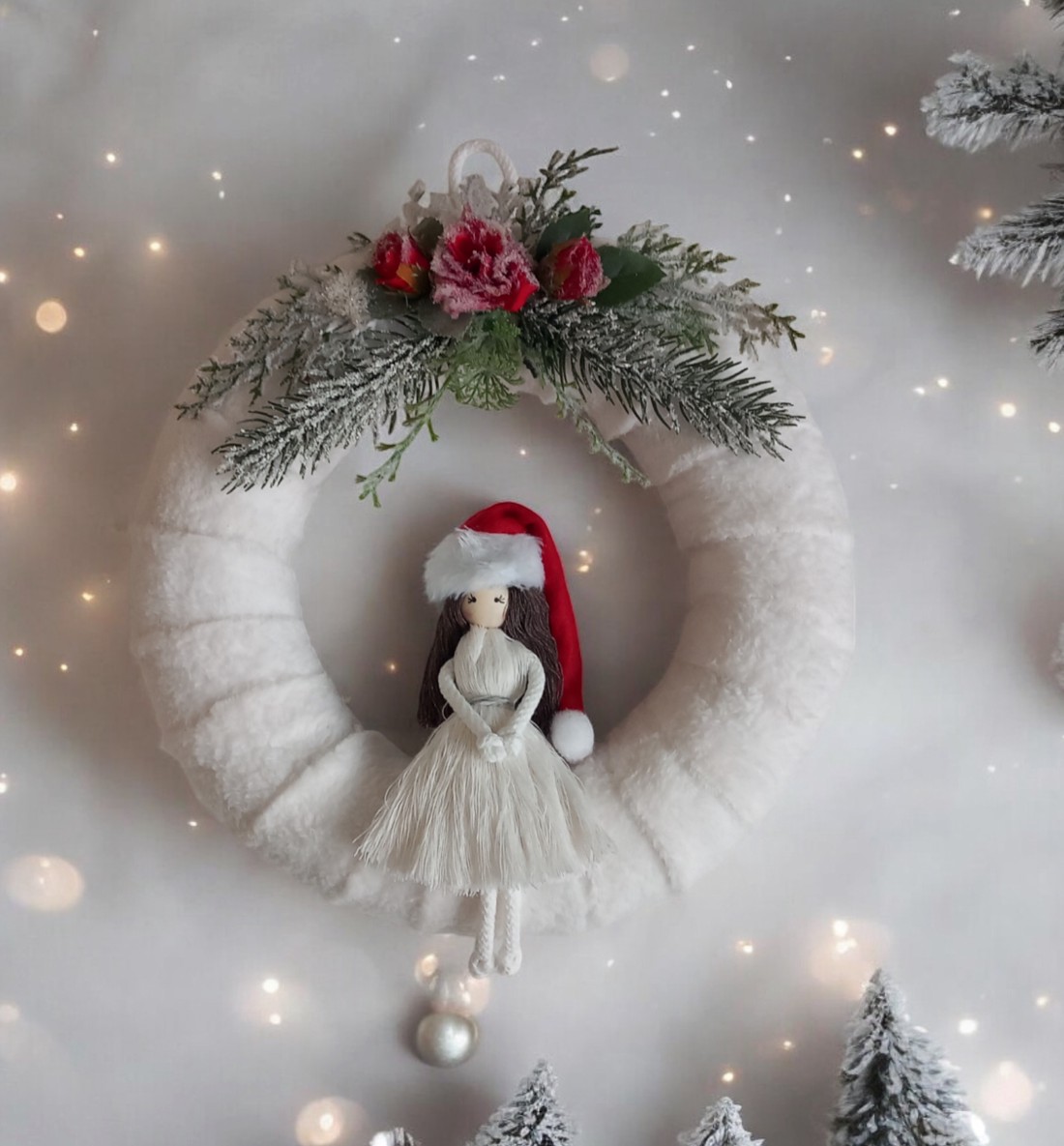 Ciocănitoare de iarnă curată cu pălărie de Moș Crăciun și păpușă macramé - crăciun - decorațiuni de crăciun de casă - decorațiuni pentru ușă de crăciun - Artynos.ro Ciocănitoare de iarnă curată cu pălărie de Moș Crăciun și păpușă macramé - crăciun - decorațiuni de crăciun de casă - decorațiuni pentru ușă de crăciun - Artynos.ro