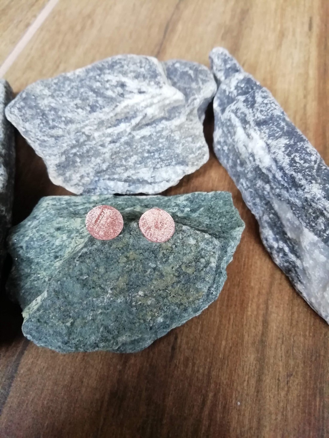 Cercei minimaliști cu mini cercuri din cupru - bijuterii - cercei hoops - Artynos.ro Cercei minimaliști cu mini cercuri din cupru - bijuterii - cercei hoops - Artynos.ro