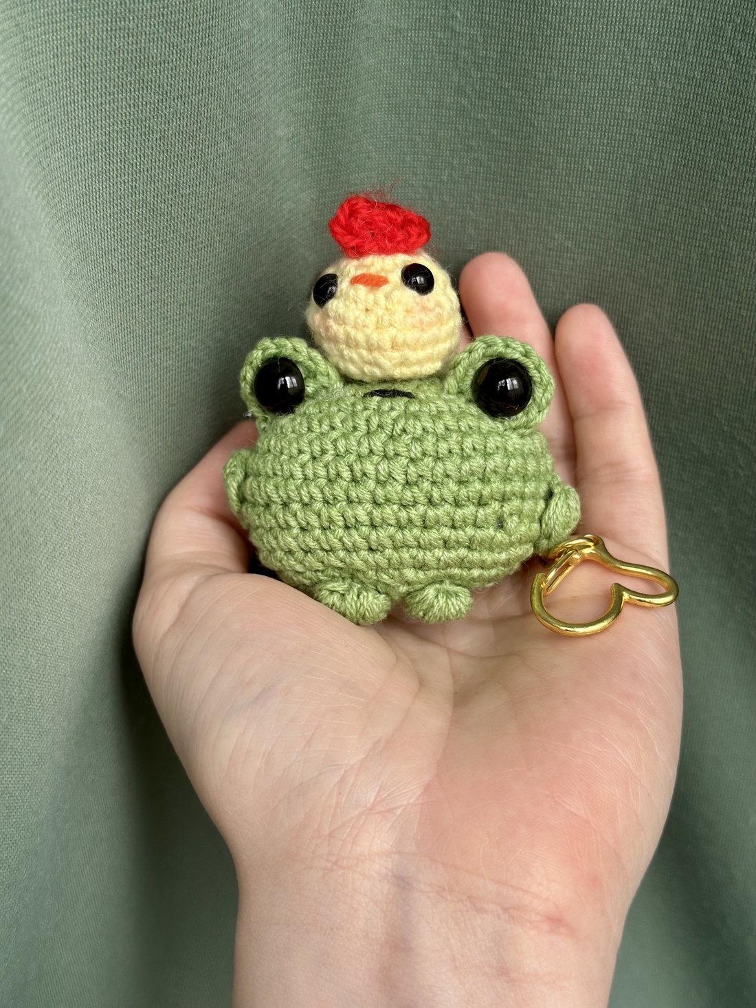 Broscuța hazlie - genți și portofele - accesorii genți - breloc - Artynos.ro