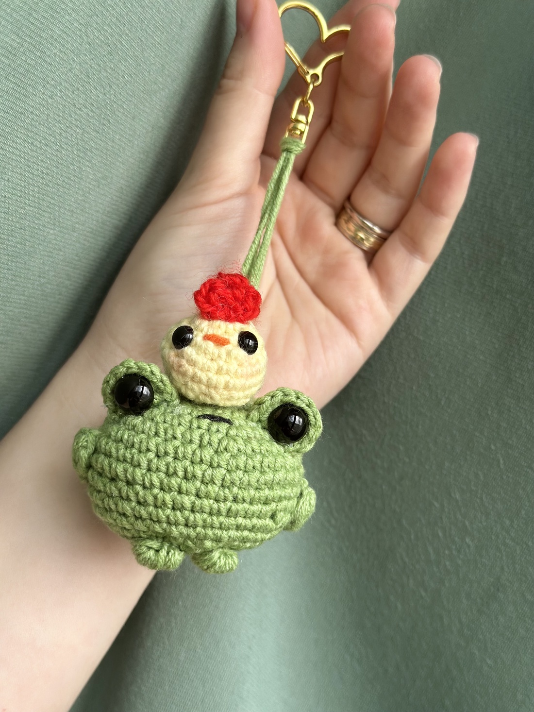Broscuța hazlie - genți și portofele - accesorii genți - breloc - Artynos.ro