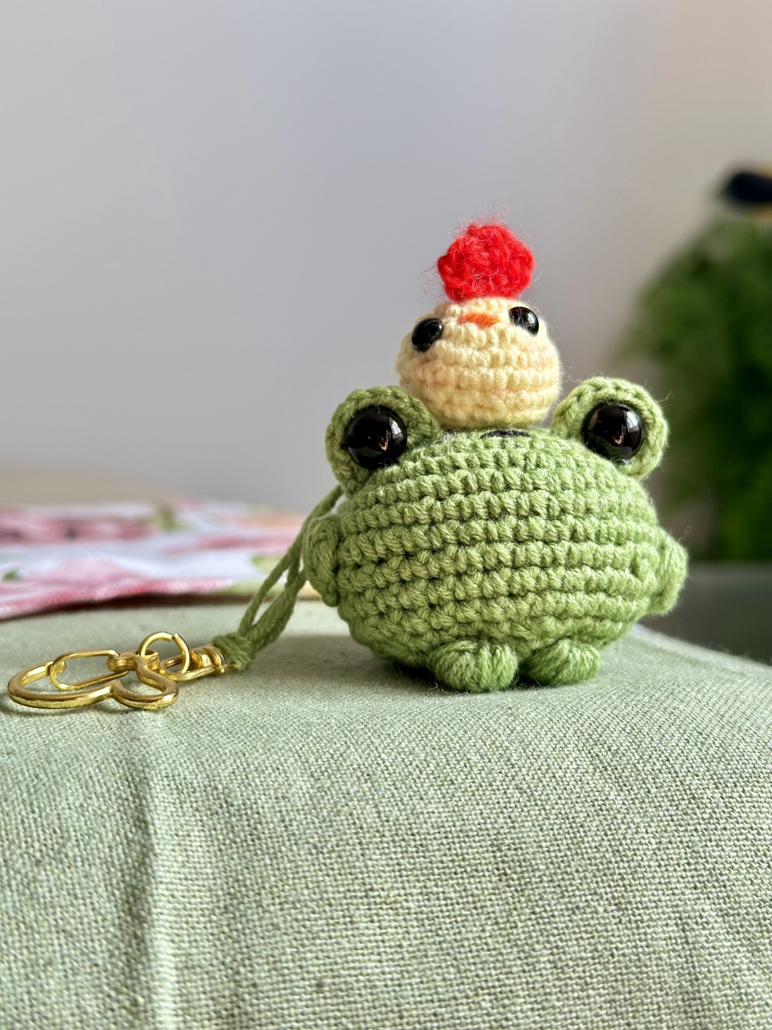 Broscuța hazlie - genți și portofele - accesorii genți - breloc - Artynos.ro