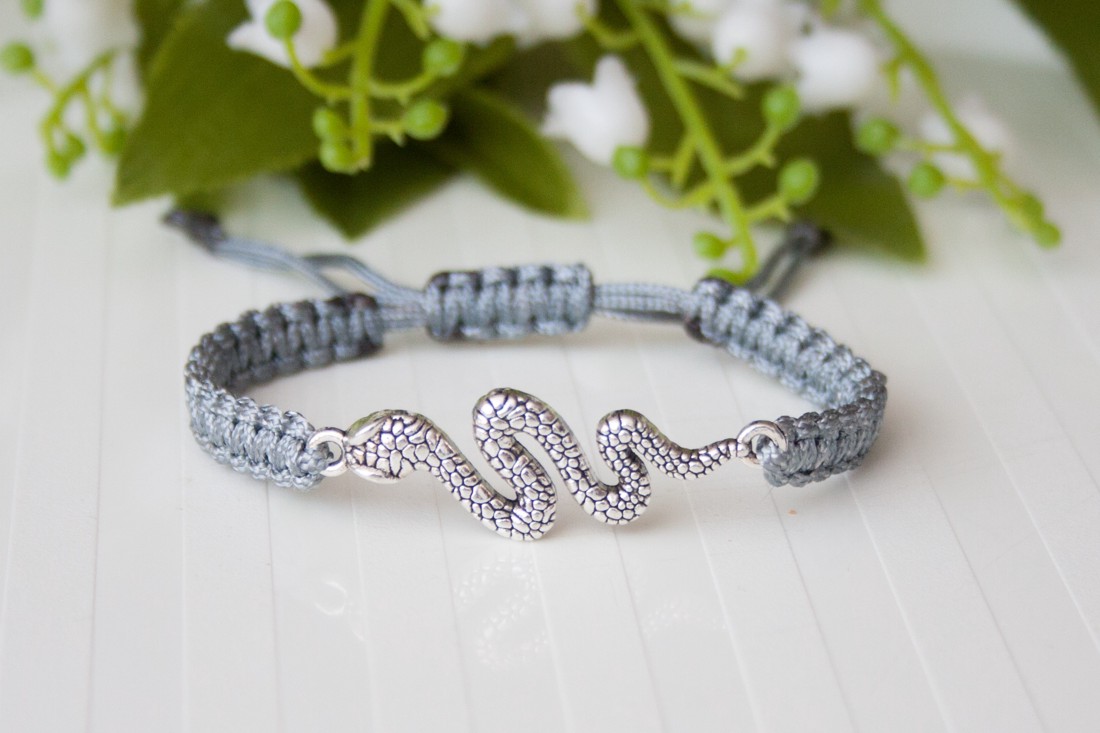 Brățară macramé împletită - Gri șarpe - - Artynos.ro Brățară macramé împletită - Gri șarpe - - Artynos.ro