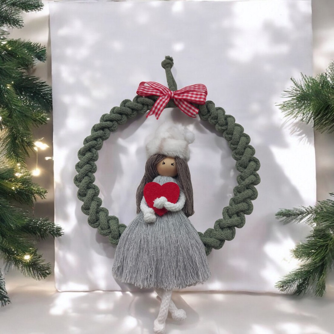 Decorațiuni de iarnă pentru ușă, păpușă macramé cu inimă roșie și pălărie - - Artynos.ro Decorațiuni de iarnă pentru ușă, păpușă macramé cu inimă roșie și pălărie - - Artynos.ro
