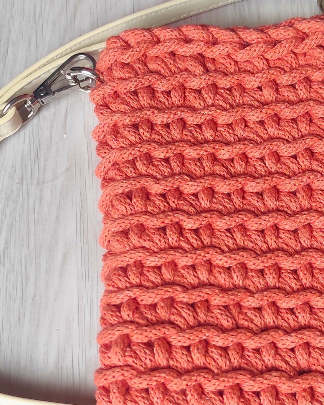 Suport de telefon croșetat în culori la alegere - curea transversală pentru telefoane mobile - genți și portofele - portofele, huse, suporturi - husă telefon - Artynos.ro