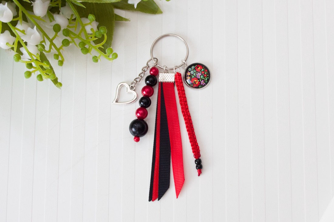 Breloc, ornament pentru geantă - Flori cu motive populare. negru/roșu - - Artynos.ro Breloc, ornament pentru geantă - Flori cu motive populare. negru/roșu - - Artynos.ro