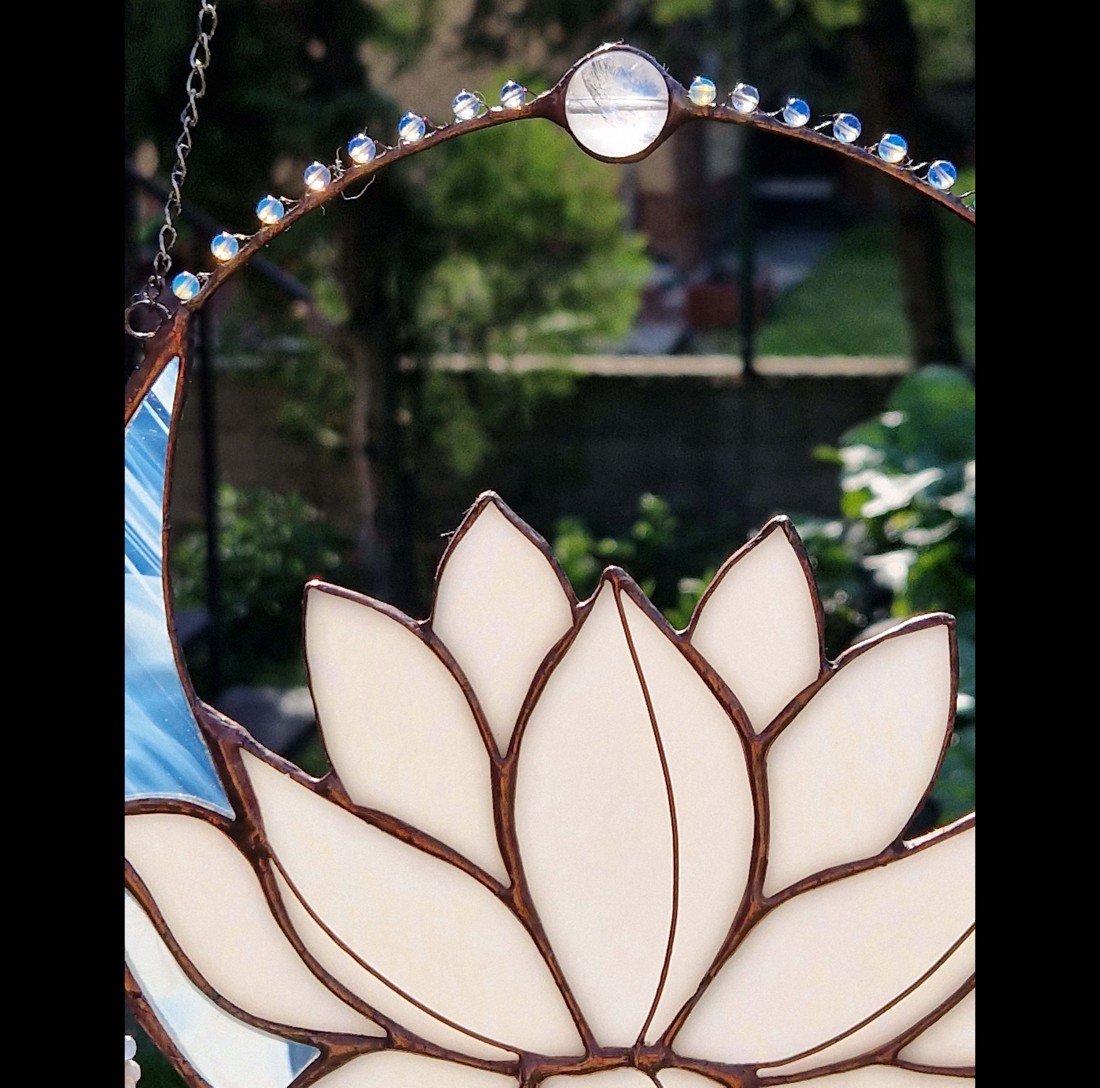 Captator de soare lotus cu voal de lună cu cristal de stâncă și cuarț roz - - Artynos.ro Captator de soare lotus cu voal de lună cu cristal de stâncă și cuarț roz - - Artynos.ro