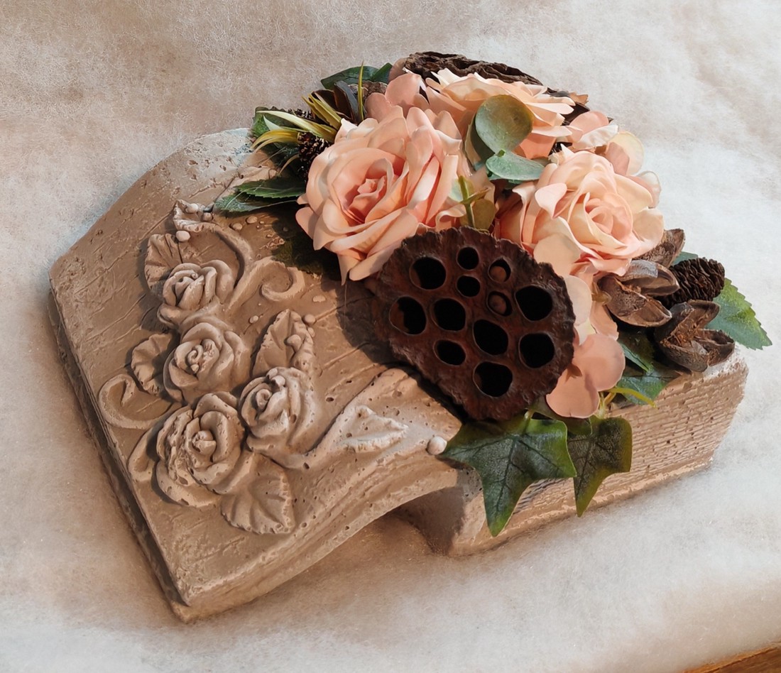 Cartea amintirilor � obiect decorativ funerar unic din beton, cu aranjament floral -  - Artynos.ro