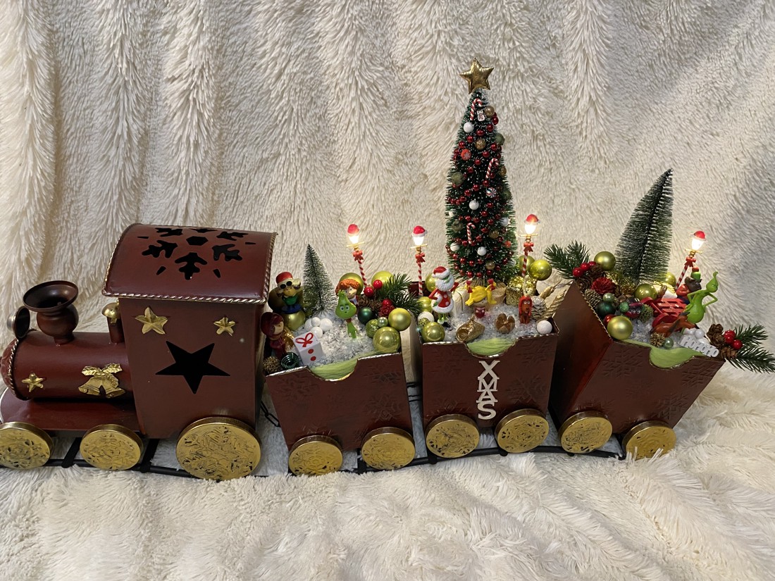 Grinch. Trenul de Crăciun în afara satului - - Artynos.ro Grinch. Trenul de Crăciun în afara satului - - Artynos.ro