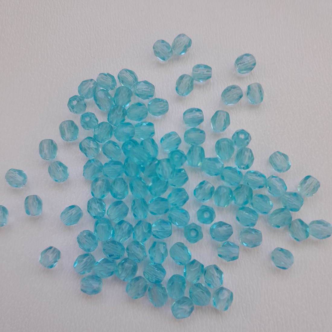 Mărgele cehe fațetate din sticlă - 4mm - 100 buc / pachet - albastru deschis - - Artynos.ro Mărgele cehe fațetate din sticlă - 4mm - 100 buc / pachet - albastru deschis - - Artynos.ro