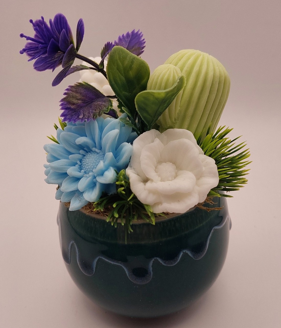 Flori de săpun într-un ghiveci verde închis -  - Artynos.ro