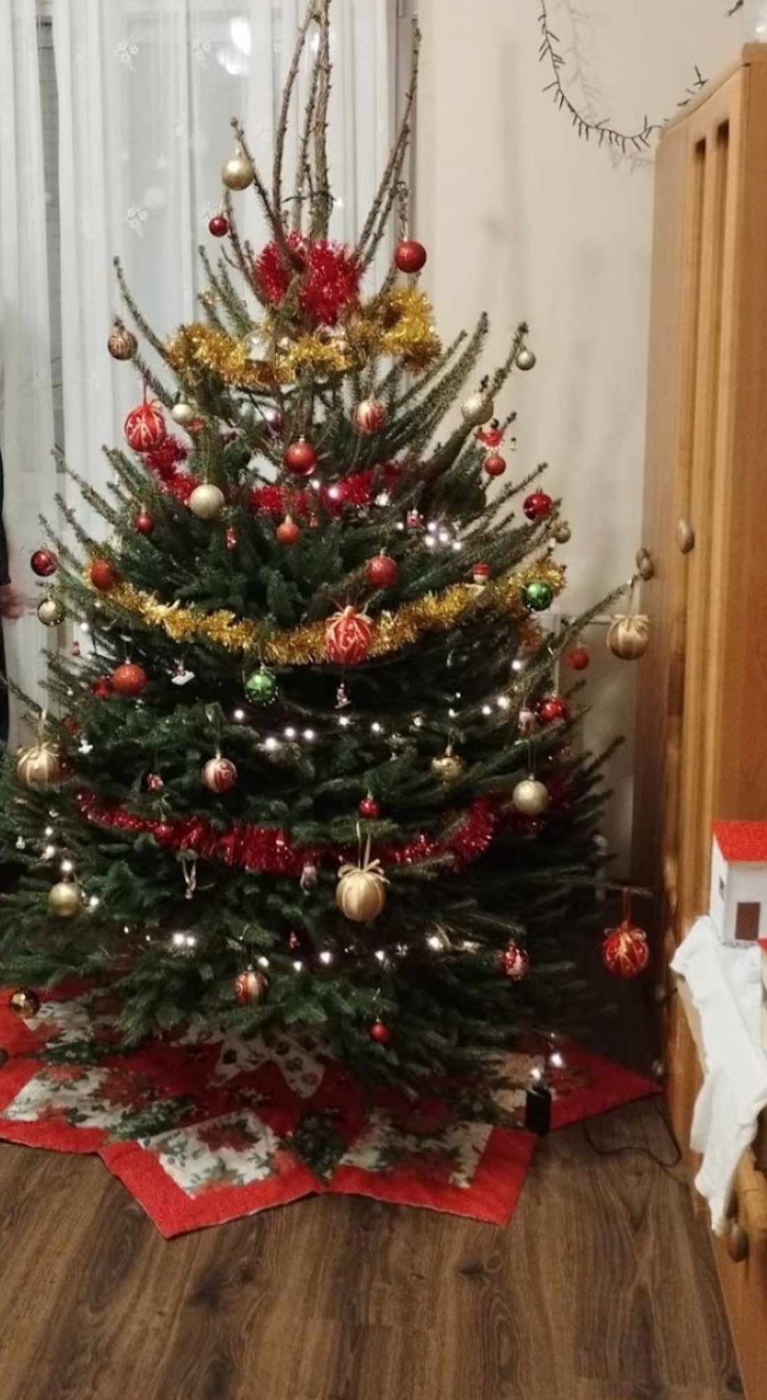 Fustă pentru bradul de Crăciun (patchwork) - - Artynos.ro Fustă pentru bradul de Crăciun (patchwork) - - Artynos.ro