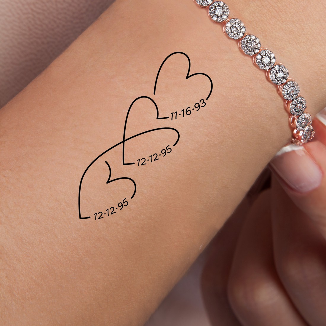 Tatuaj personalizat lavabil, Trei inimi cu date (3 bucăți) - - Artynos.ro Tatuaj personalizat lavabil, Trei inimi cu date (3 bucăți) - - Artynos.ro