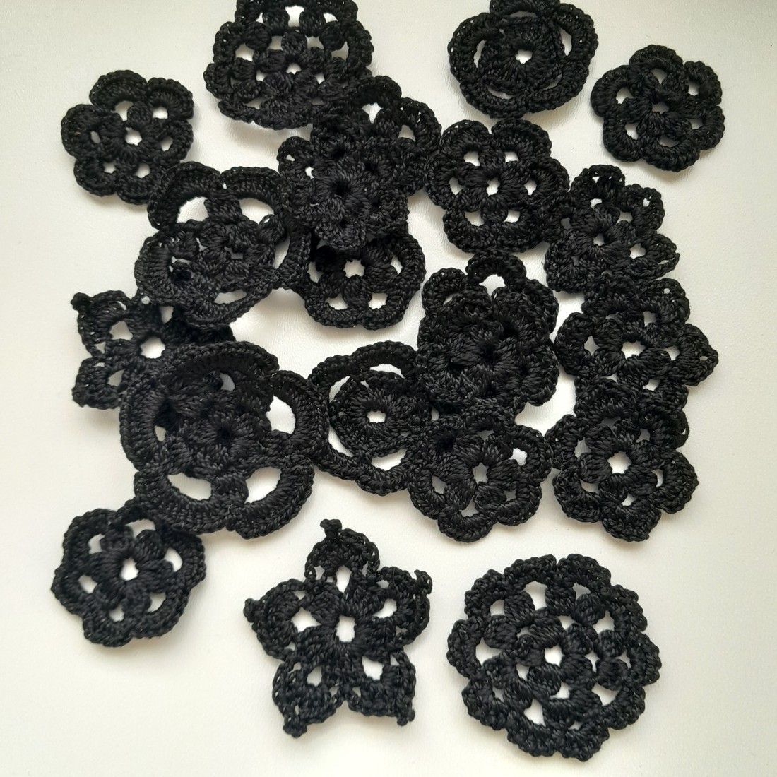 Flori croșetate negre - 22 bucăți / pachet - - Artynos.ro Flori croșetate negre - 22 bucăți / pachet - - Artynos.ro