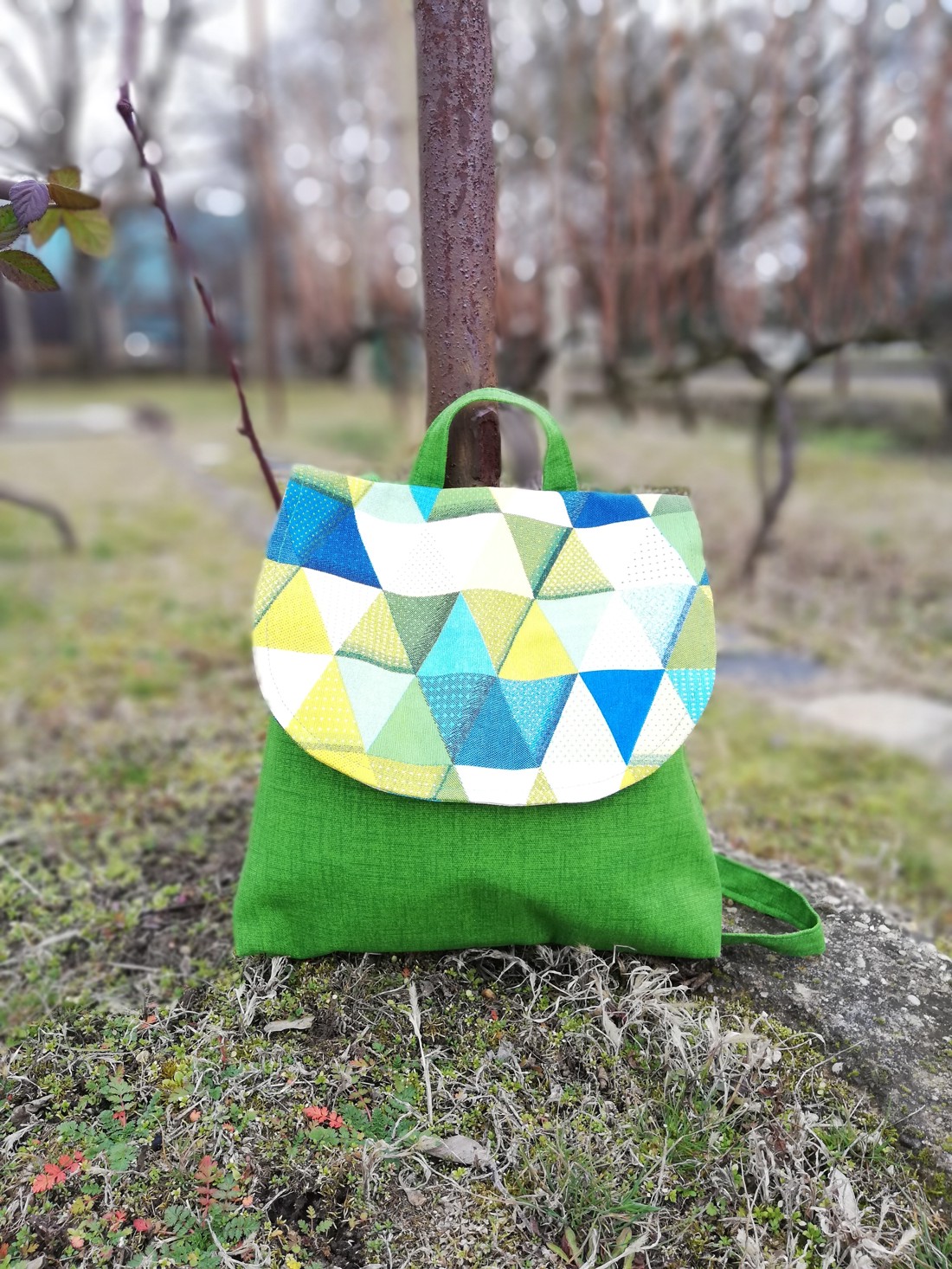 Rucsac verde cu model triunghiular - geantă și husă - rucsacuri - rucsac damă, rucsac bărbați - Artynos.ro Rucsac verde cu model triunghiular - geantă și husă - rucsacuri - rucsac damă, rucsac bărbați - Artynos.ro