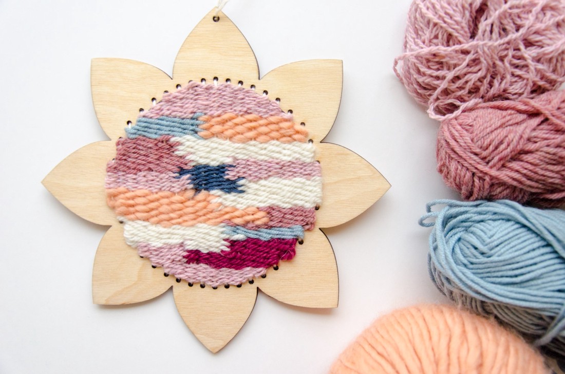 "Țeseți singur!" Kit DIY - Floare și soare pe un cadru de formă - - Artynos.ro "Țeseți singur!" Kit DIY - Floare și soare pe un cadru de formă - - Artynos.ro