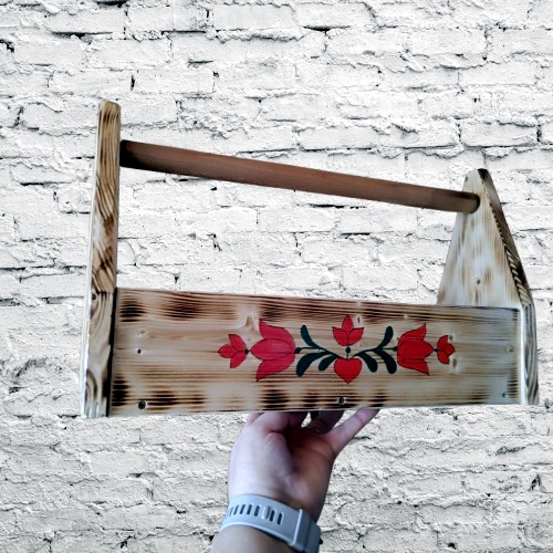 Cutie de flori din lemn cu lalele, lucrată manual - - Artynos.ro Cutie de flori din lemn cu lalele, lucrată manual - - Artynos.ro
