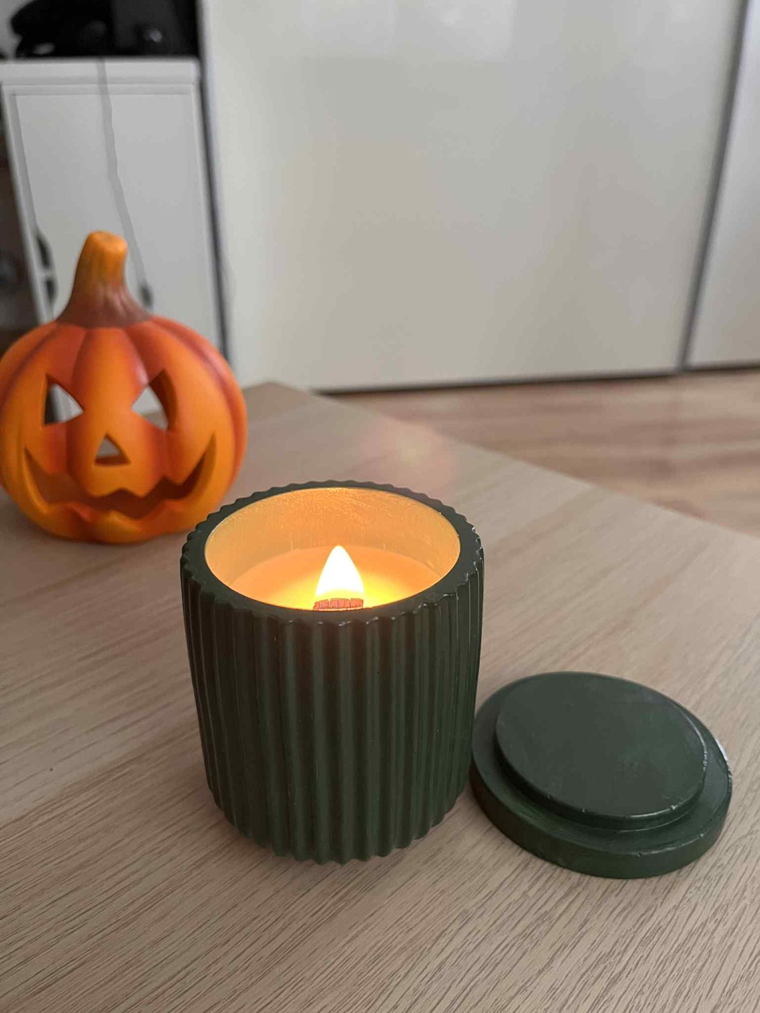 Lumânare parfumată din ceară de soia în borcan ceramic realizat manual cu capac - casă & stil de viață - lumânări, parfumuri, arome - lumânare - lumânări artizanale - Artynos.ro