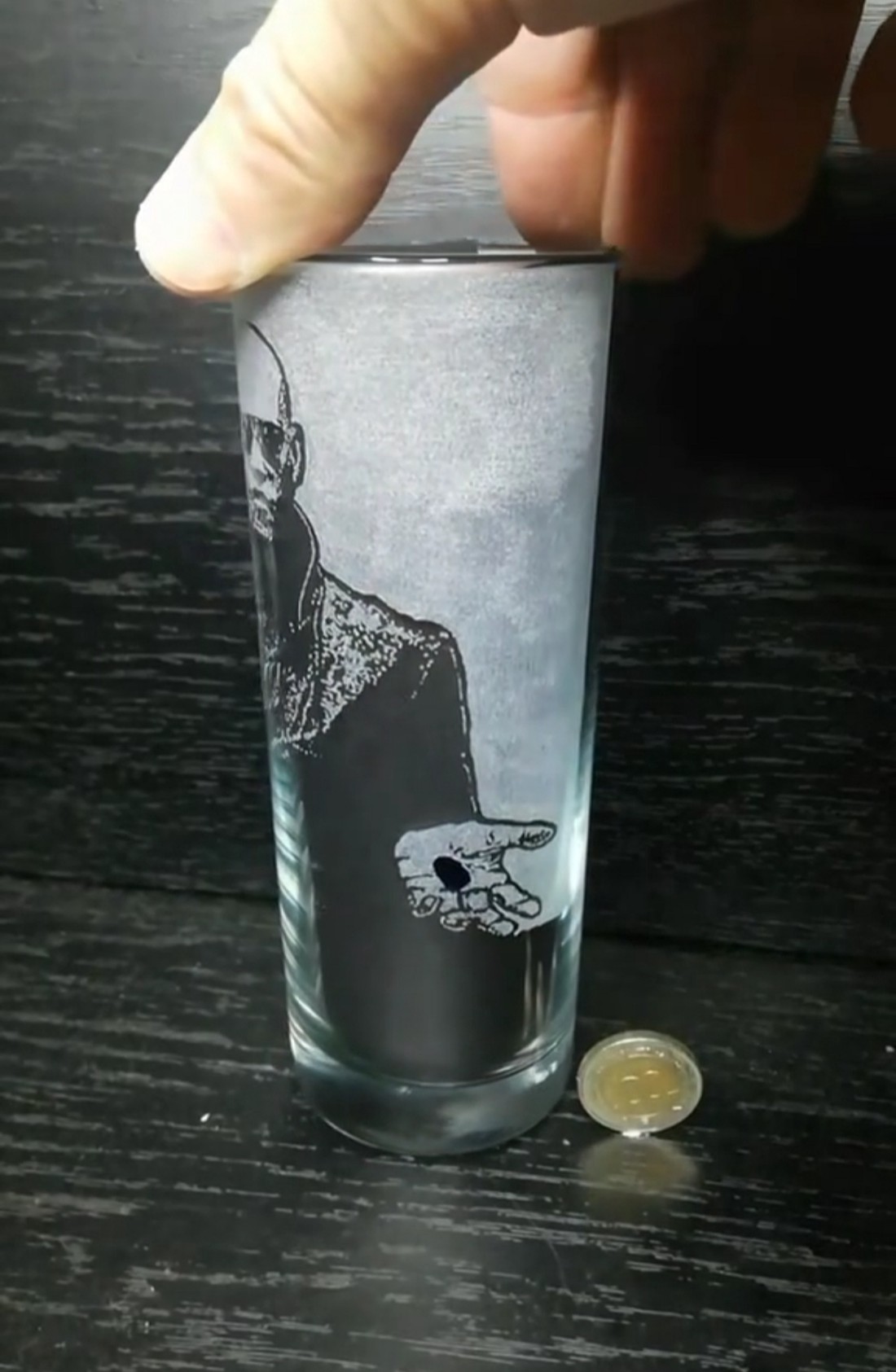 Pahar de sticlă cu modelul Morpheus din Matrix  -  - Artynos.ro