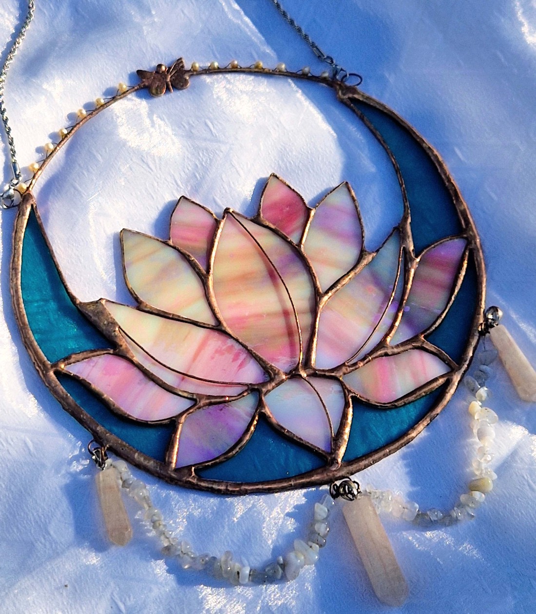 Suncatcher Rose-lotus cu cuarț mango și calcit -  - Artynos.ro