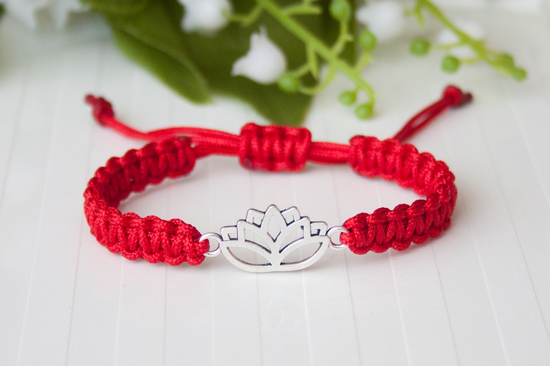 Brățară macramé împletită - Floare de lotus roșu - - Artynos.ro Brățară macramé împletită - Floare de lotus roșu - - Artynos.ro