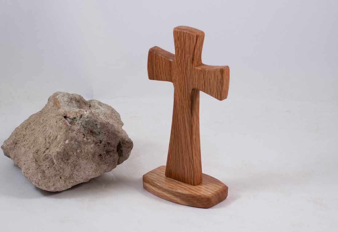 Cruce din lemn cu piedestal, cruce de masă - - Artynos.ro Cruce din lemn cu piedestal, cruce de masă - - Artynos.ro