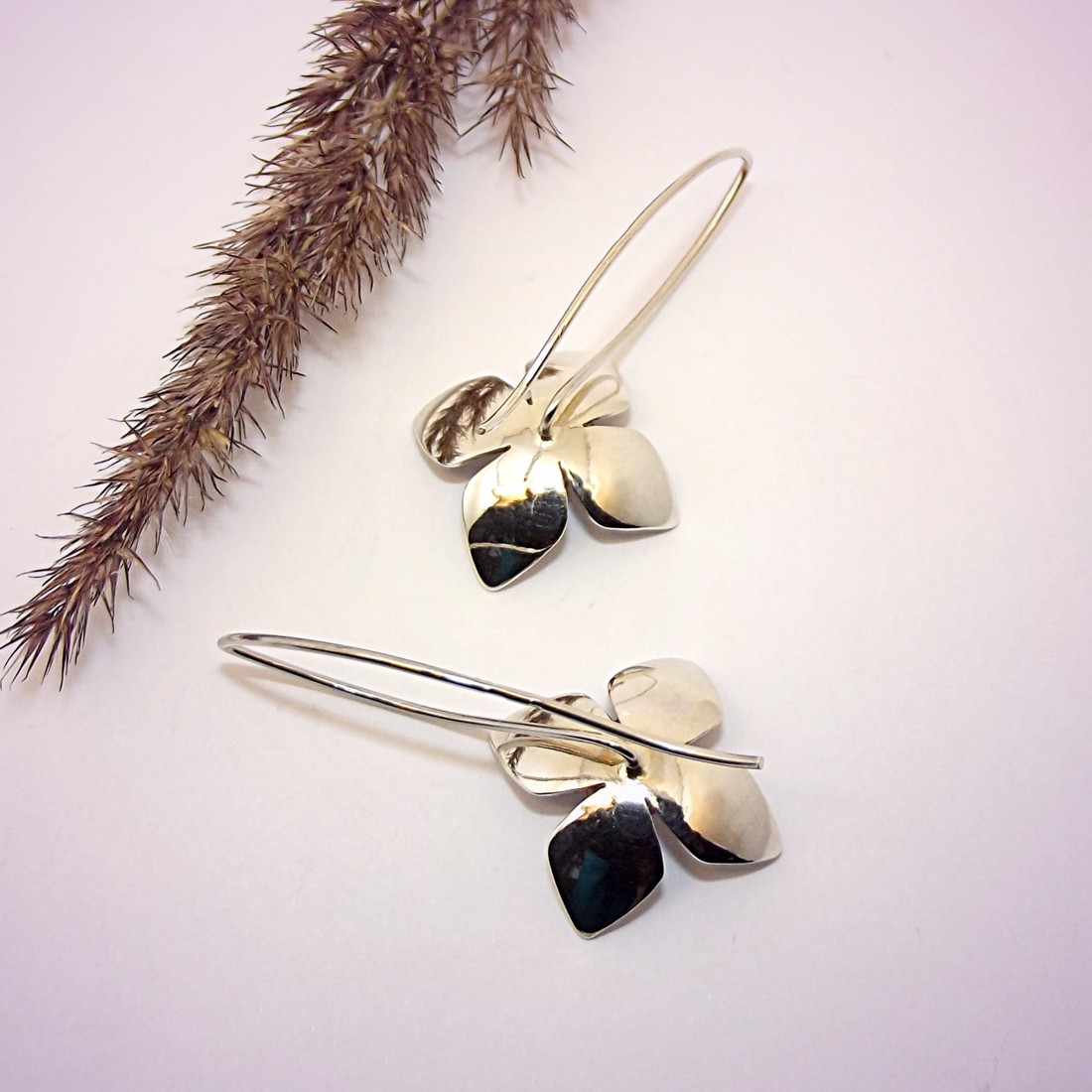 Floare cu patru petale și perlă gri, pereche de cercei de damă din argint (EF.068) - bijuterii - cercei - Artynos.ro