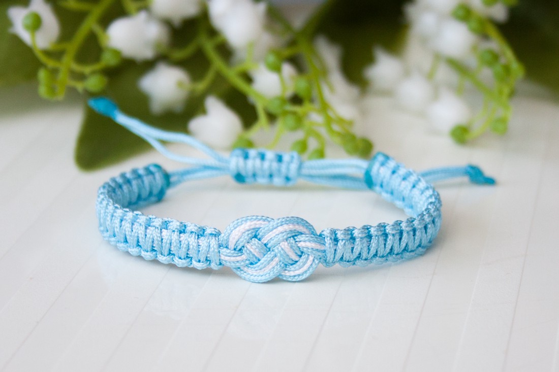 Brățară macramé împletită cu nod celtic - Albastru deschis/alb -  - Artynos.ro