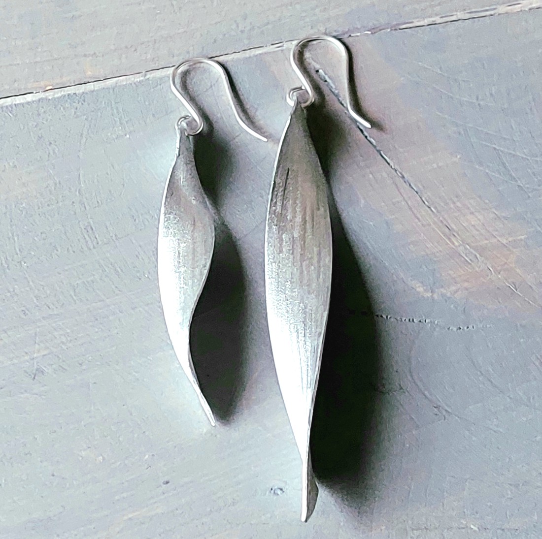 Cercei asimetrici din aluminiu - bijuterii - cercei lungi - Artynos.ro Cercei asimetrici din aluminiu - bijuterii - cercei lungi - Artynos.ro