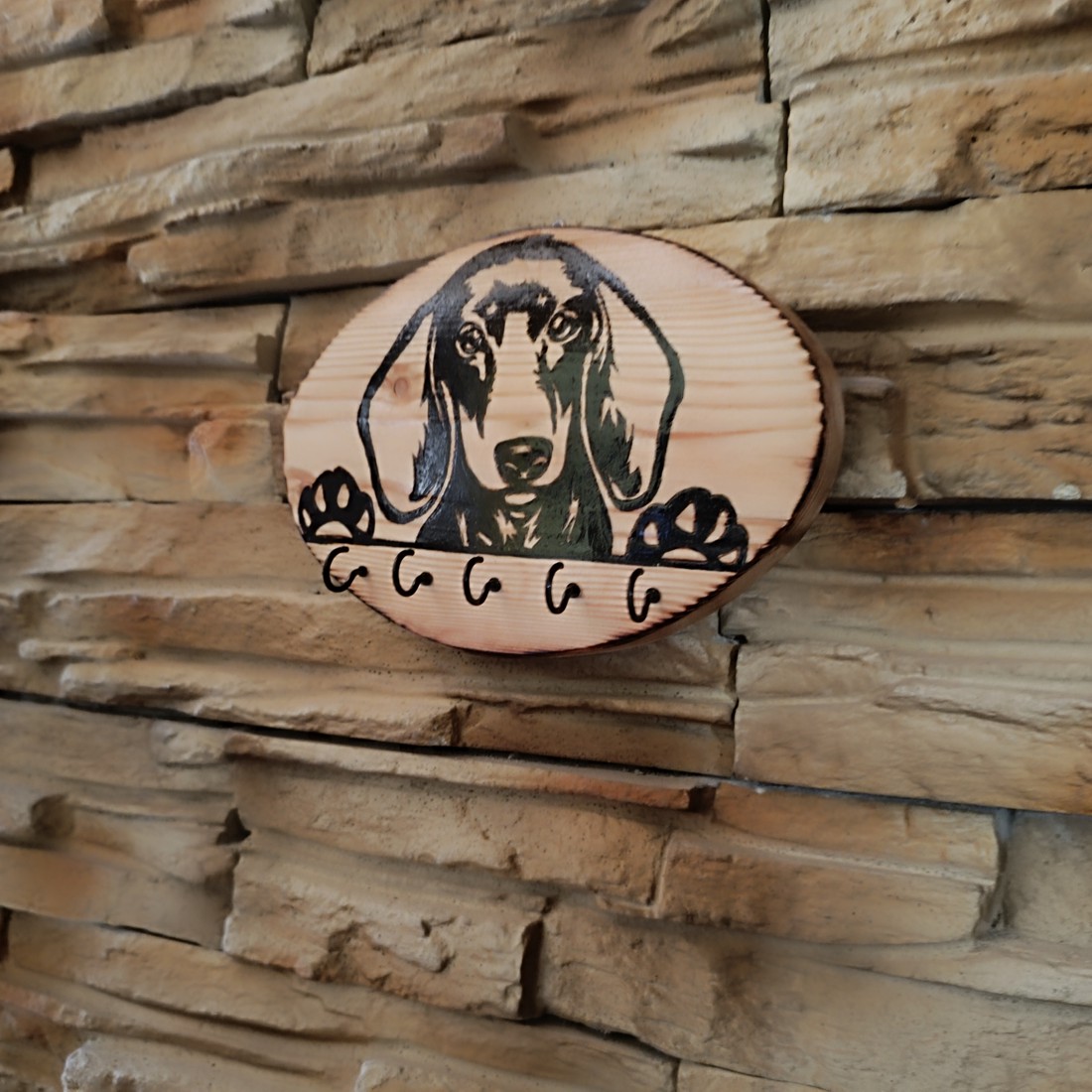 Breloc de perete din lemn cu câine dachshund - - Artynos.ro Breloc de perete din lemn cu câine dachshund - - Artynos.ro