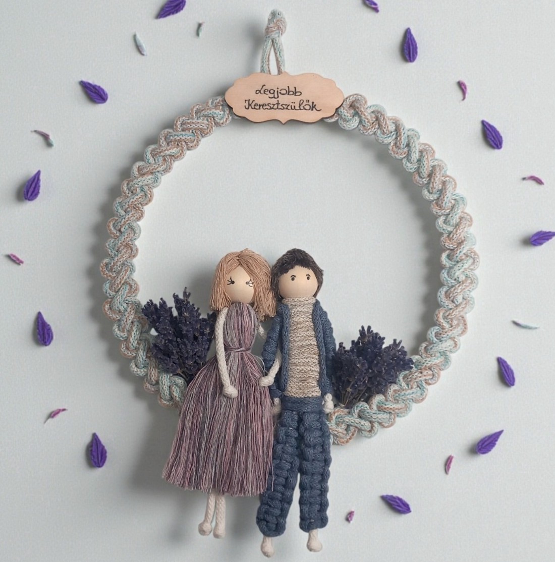 Cadou pentru nași � Pereche unică de figurine din macramé lavandă pe cerc vintage -  - Artynos.ro