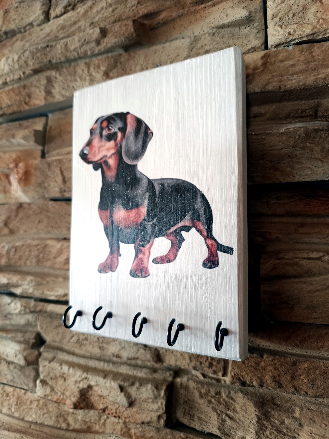 Breloc de perete din lemn cu câine dachshund - casă & stil de viață - accesorii pentru decorat casa - decorațiuni de pereți, decorațiuni suspendate - suport pentru chei - Artynos.ro Breloc de perete din lemn cu câine dachshund - casă & stil de viață - accesorii pentru decorat casa - decorațiuni de pereți, decorațiuni suspendate - suport pentru chei - Artynos.ro