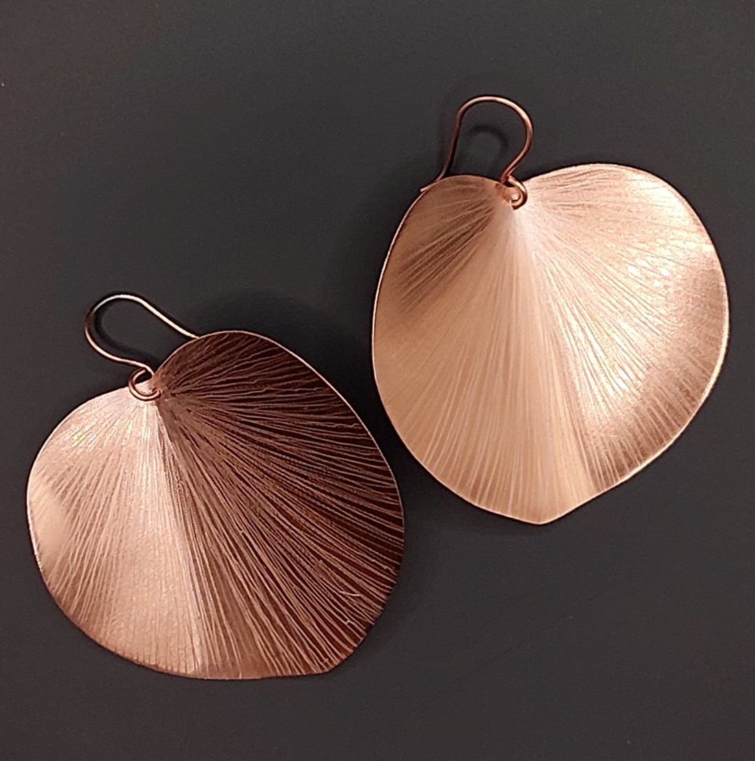 Cercei cu petale în stil minimalist din cupru strălucitor -  - Artynos.ro Cercei cu petale în stil minimalist din cupru strălucitor -  - Artynos.ro
