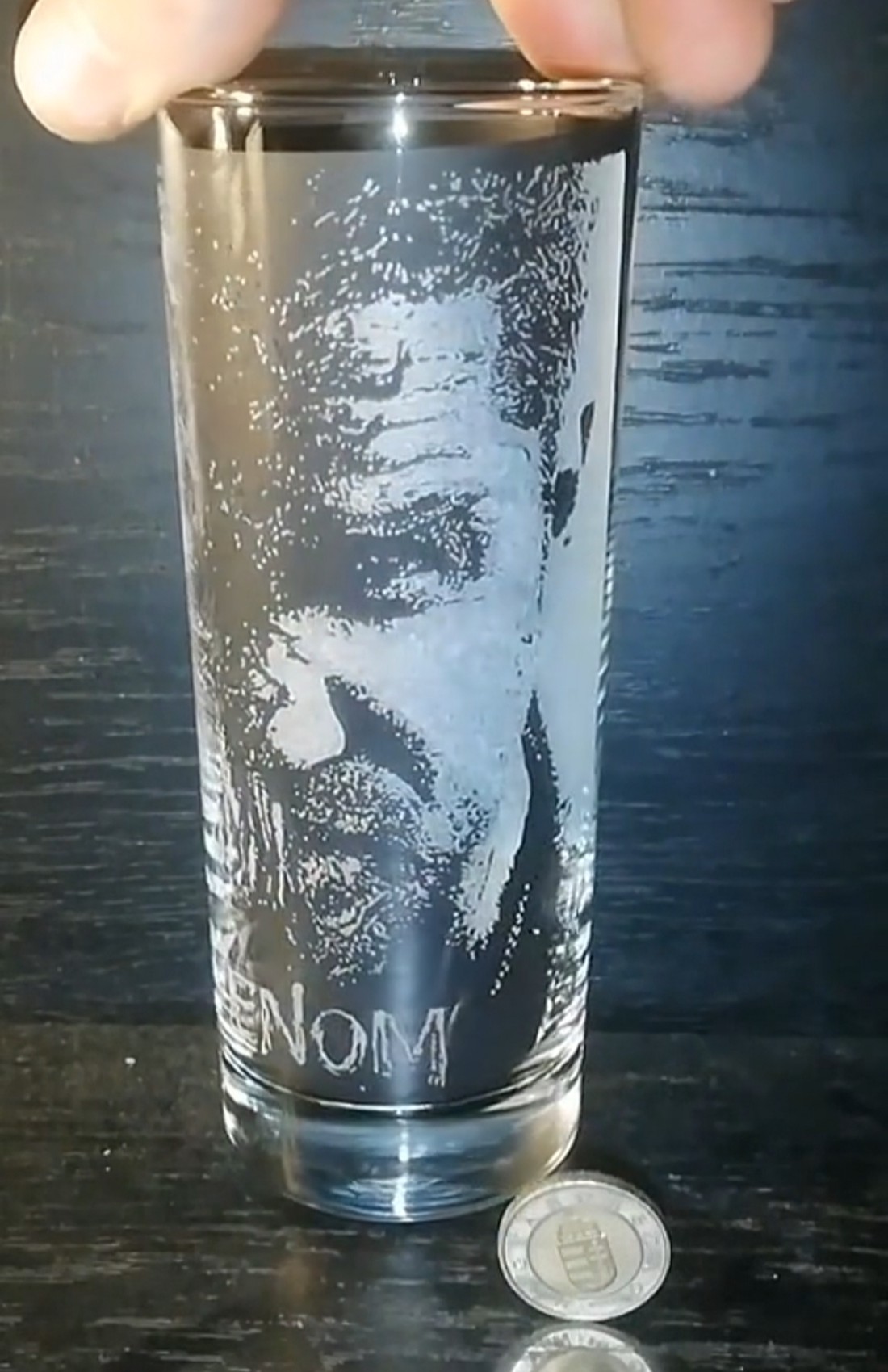 Pahar de sticlă cu modelul lui Venom și Eddie Brock (Tom Hardy)  -  - Artynos.ro